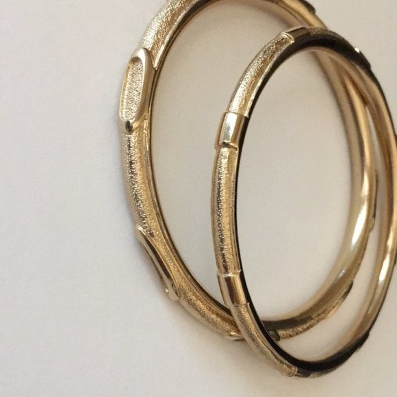 Pair of golden Bangles - Picture 6 of 7